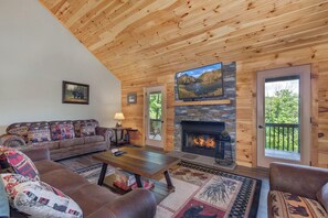 Hus - flere senge - boblebad - udsigt til have (All About the Smokies) | Opholdsområde | Pejs