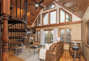 House, Multiple Beds, Hot Tub, Garden View (Ain't Misbehavin') | Living area - Ain't Misbehavin' (Pigeon Forge)