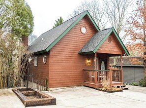 Exterior - Ain't Misbehavin' (Pigeon Forge)