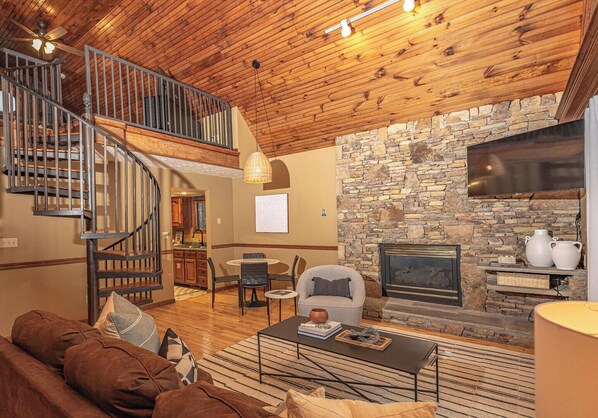Room, Multiple Beds, Hot Tub, Mountain View (Ain't Misbehavin') | Living area