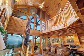 Habitación, varias camas, acceso a la alberca, vista a la montaña (Eagles View Lodge) | Área de sala de estar | Chimenea 