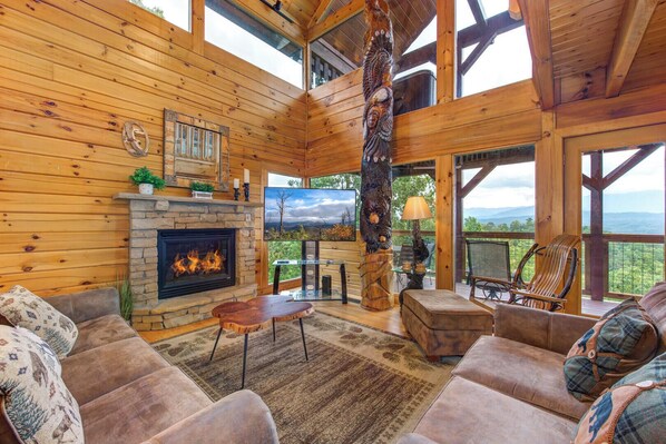 Room, Multiple Beds, Hot Tub, Mountain View (Eagles View Lodge) | Living area