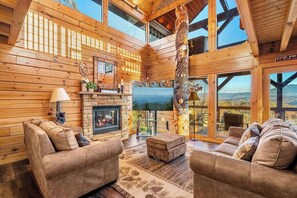 Huone, useita sänkyjä, pääsy uima-altaalle, vuoristonäköala (Eagles View Lodge) | Oleskelualue | Takka