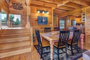 Room, Multiple Beds, Hot Tub, Mountain View (Eagles View Lodge) | Dining