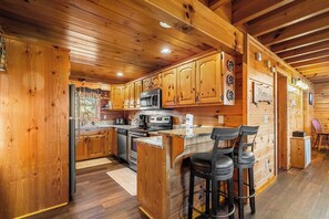 Habitación, varias camas, acceso a la alberca, vista a la montaña (Eagles View Lodge) | Cocina privada