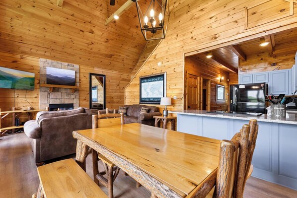 House, Multiple Beds, Hot Tub, Mountain View (Starry Nights) | Living area