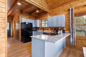 House, Multiple Beds, Hot Tub, Mountain View (Starry Nights) | Private kitchen