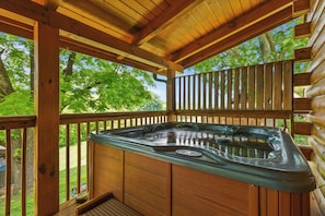 Maison, plusieurs lits, bain à remous, vue jardin (Three Bears) | Bain à remous extérieur