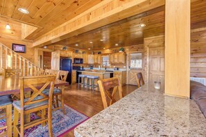 Room, Multiple Beds, Hot Tub, Mountain View (Heavenly Hideaway) | Dining