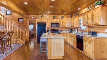 Room, Multiple Beds, Pool Access, Mountain View (Heavenly Hideaway) | Private kitchen