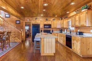 Habitación, varias camas, acceso a la alberca, vista a la montaña (Heavenly Hideaway) | Cocina privada
