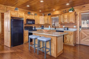 Room, Multiple Beds, Hot Tub, Mountain View (Heavenly Hideaway) | Private kitchen | Fridge, microwave, oven, stovetop