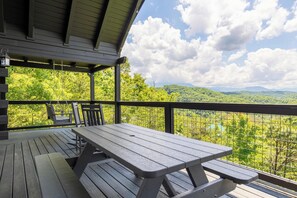 Outdoor dining - High Hopes (Sevierville)