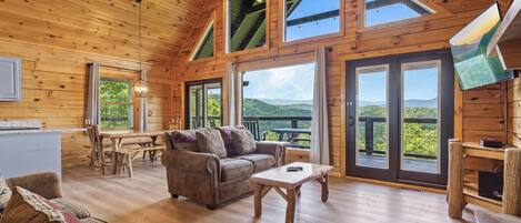 House, Multiple Beds, Hot Tub, Mountain View (High Hopes) | Living area