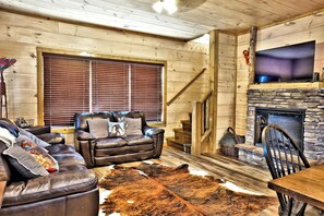 House, Multiple Beds, Balcony, Garden View (Sasquatch Inn) | Living area