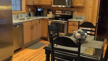 客房, 多張床, 庭院, 山景 (American Spirit) | 私人廚房 | 咖啡機/沖茶器