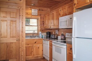 Room, Multiple Beds, Balcony, Mountain View (Sweet Slice of Heaven) | Private kitchen