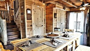 單棟房屋, 多張床, 露台, 山景 (Rustic Get Away) | 用餐區