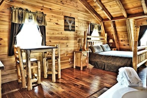 Maison, plusieurs lits, balcon, vue montagne (Rustic Get Away) | 2 chambres, décoration personnalisée, ameublement personnalisé