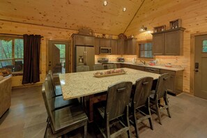Maison, Plusieurs lits, baignoire à remous, vue sur la piscine (Adventure Lodge) | Cuisine privée | Cafetière-théière