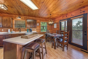 House, Multiple Beds, Patio, Mountain View (Sky High View) | Dining