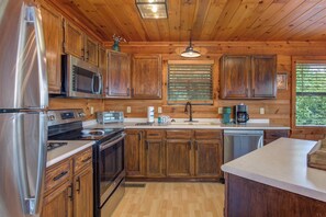 Maison, plusieurs lits, patio, vue montagne (Sky High View) | Cuisine privée