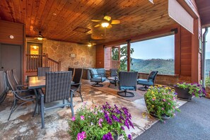 Outdoor dining - Sky High View (Sevierville)
