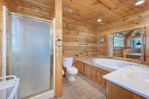 Ferienhaus, Mehrere Betten, Whirlpool, Gartenblick (A Smoky Mountain Hide-A-Way) | Badezimmer | Handtücher