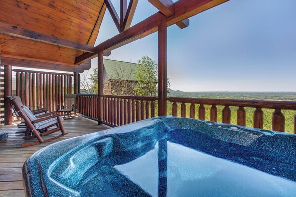 Outdoor spa tub - A Smoky Mountain Hide-a-way (Sevierville)