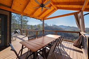 Outdoor dining - The Phoenix (Sevierville)