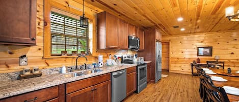 Cabane, plusieurs lits, bain à remous, vue jardin (Smoky Cove Dream) | Cuisine privée | Cafetière/bouilloire