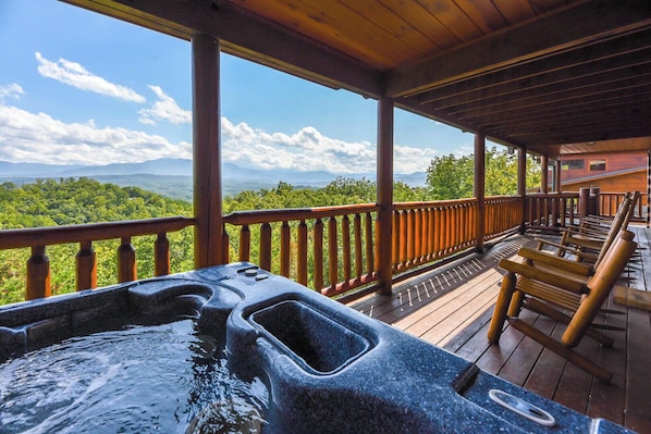 Rum - flera sängar - bubbelpool - utsikt mot bergen (Starr Crest Lodge) | Bubbelpool utomhus