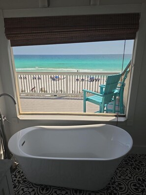 House, Multiple Beds (Green Reef #6- Beachfront Bliss) | Interior