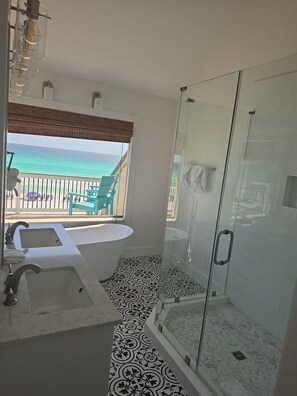 Hus - flere senge (Green Reef #6- Beachfront Bliss) | Badeværelse | Håndklæder, Sæbe, Toiletpapir