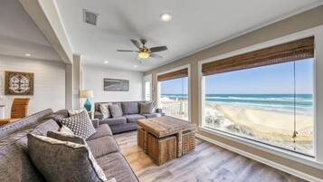 Townhouse, flere senger (Green Reef #6- Beachfront Bliss) | Oppholdsområde | TV