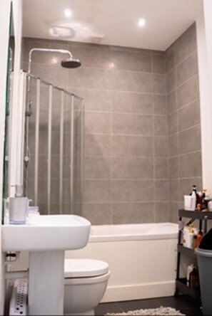 Shower, pengering rambut,  dan handuk