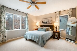 3 bedrooms, desk, travel cot, free WiFi - Massanutten Cabin: Hot Tub, Big Yard + FREE Pool Pass (McGaheysville)