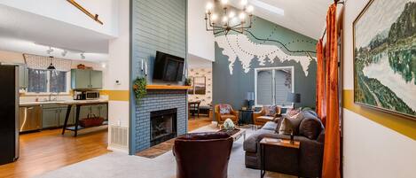 TV connectée, cheminée, livres