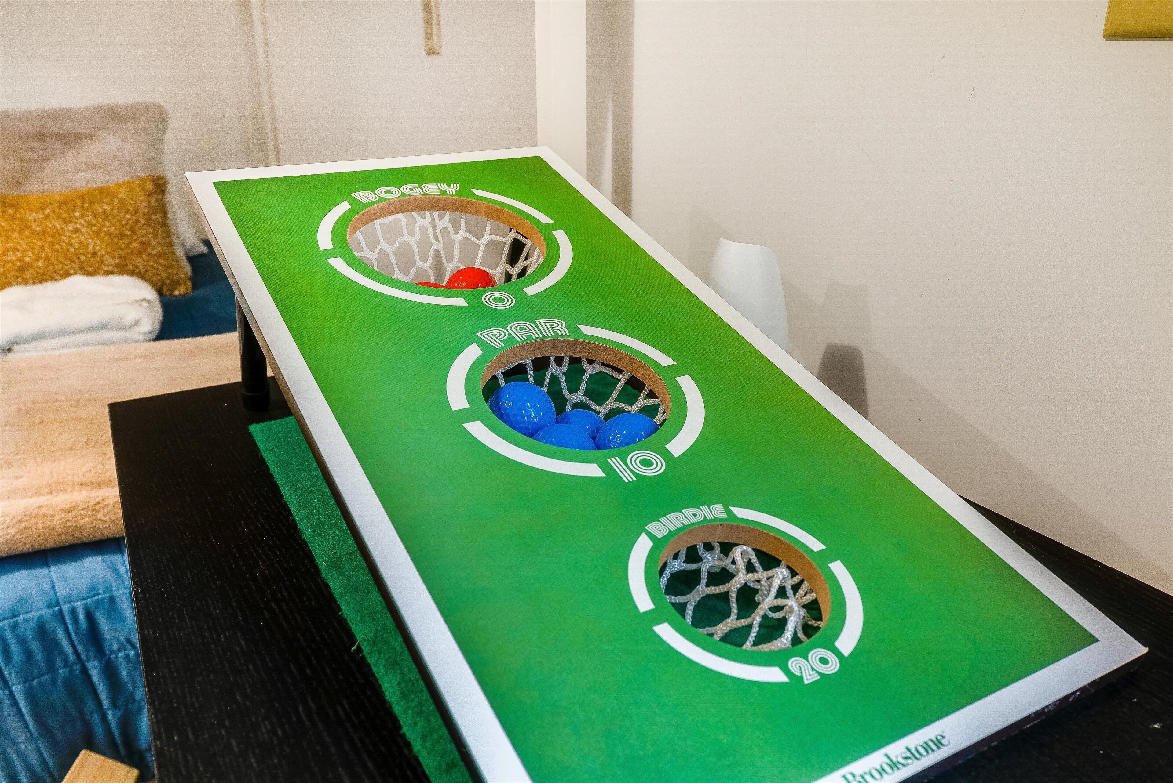 Une table de baby-foot avec trois buts portant les inscriptions « Bogey », « Par » et « Birdie ».