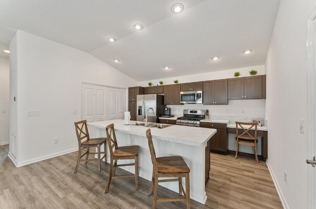 Kjøleskap, mikrobølgeovn, ovn og kokeplater