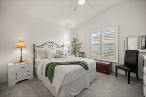 2 bedrooms, iron/ironing board, internet, bed sheets - Stylish Golfside Getaway (Wildwood)