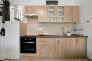 Een koelkast, een microgolfoven, een oven, een kookplaat