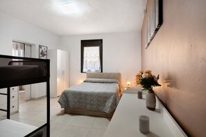 1 slaapkamer, een strijkplank/strijkijzer, wifi, beddengoed