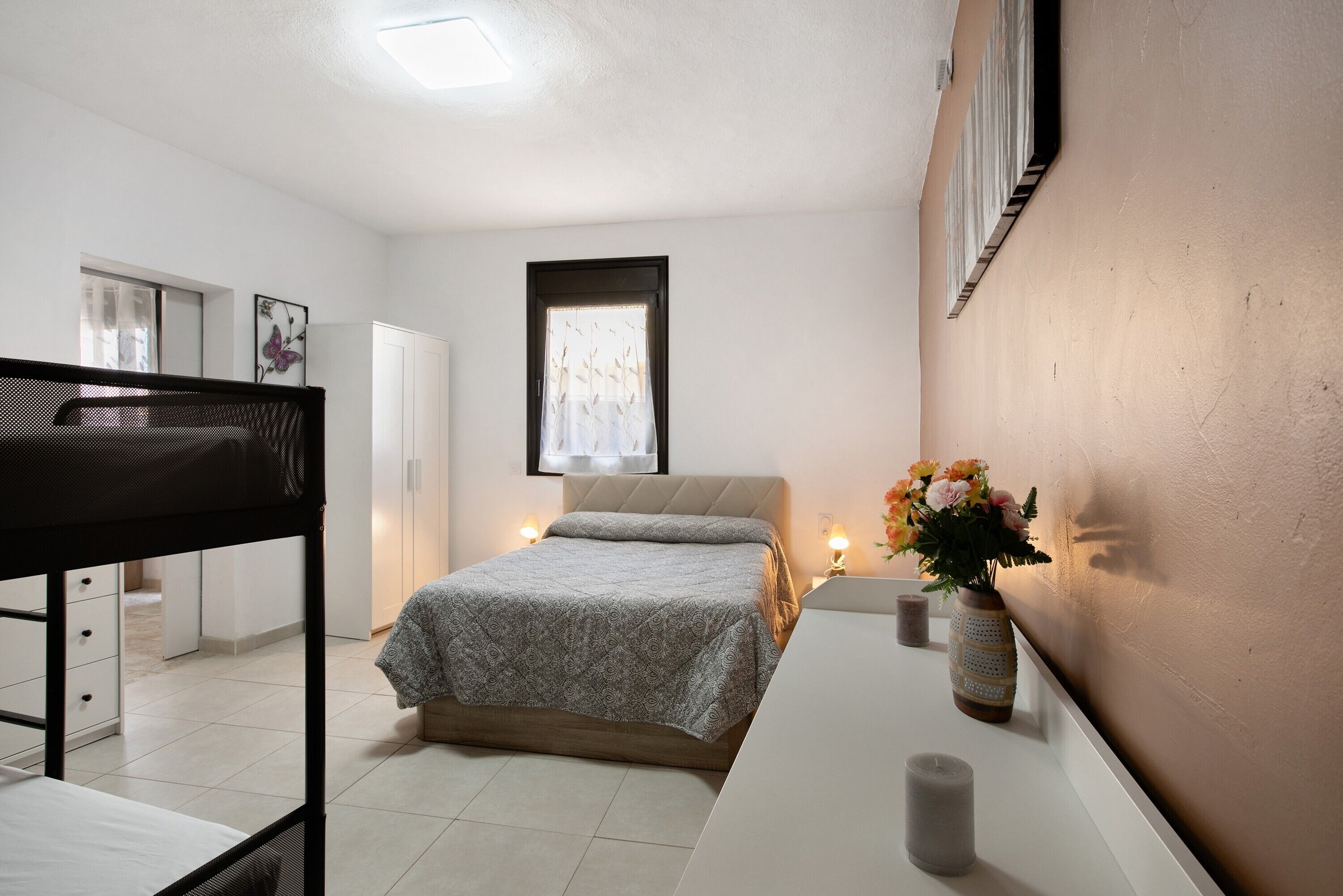 1 habitación, tabla de planchar con plancha, wifi y ropa de cama 