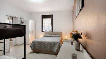 1 habitación, tabla de planchar con plancha, wifi y ropa de cama