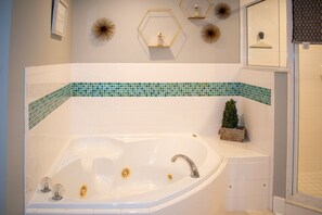 Haartrockner, Handtücher, Seife, Shampoo