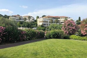 Property grounds - Penthouse 140 m2 + terrace 80 m2 - quiet - sea & mountain views + swimming pool (Antibes)
