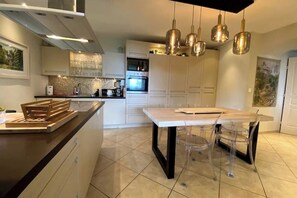 Private kitchen - Penthouse 140 m2 + terrace 80 m2 - quiet - sea & mountain views + swimming pool (Antibes)