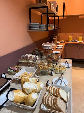 Free daily continental breakfast