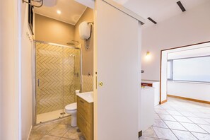 Douche, séchoir à cheveux, serviettes fournies